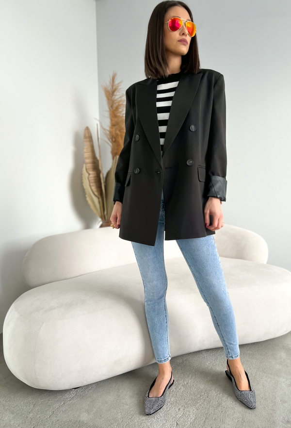 Дамско черно сако с права кройка и двуредно закопчаване