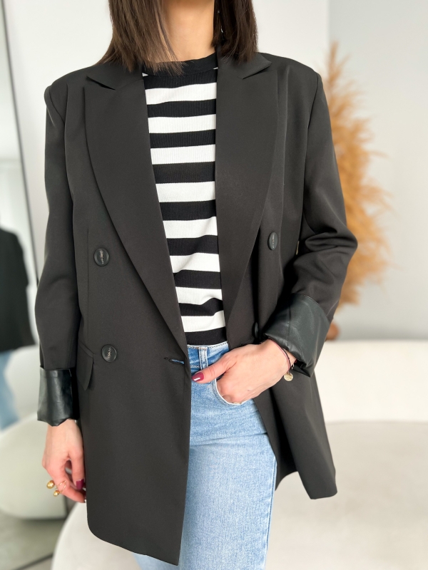 Дамско черно сако с права кройка и двуредно закопчаване