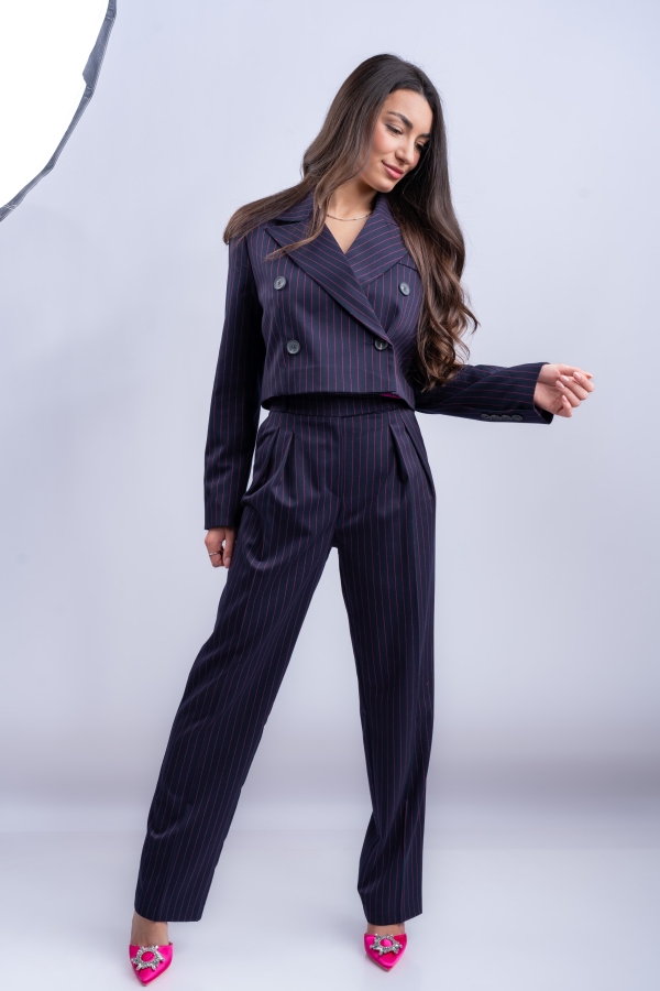 Дамски костюм с късо сако и панталон/ тъмно синьо с циклама райе