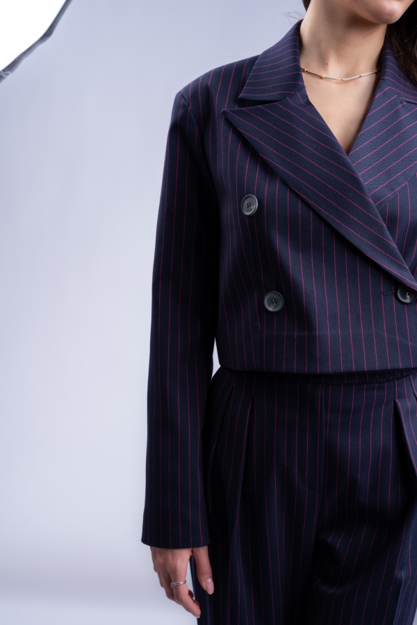 Дамски костюм с късо сако и панталон/ тъмно синьо с циклама райе