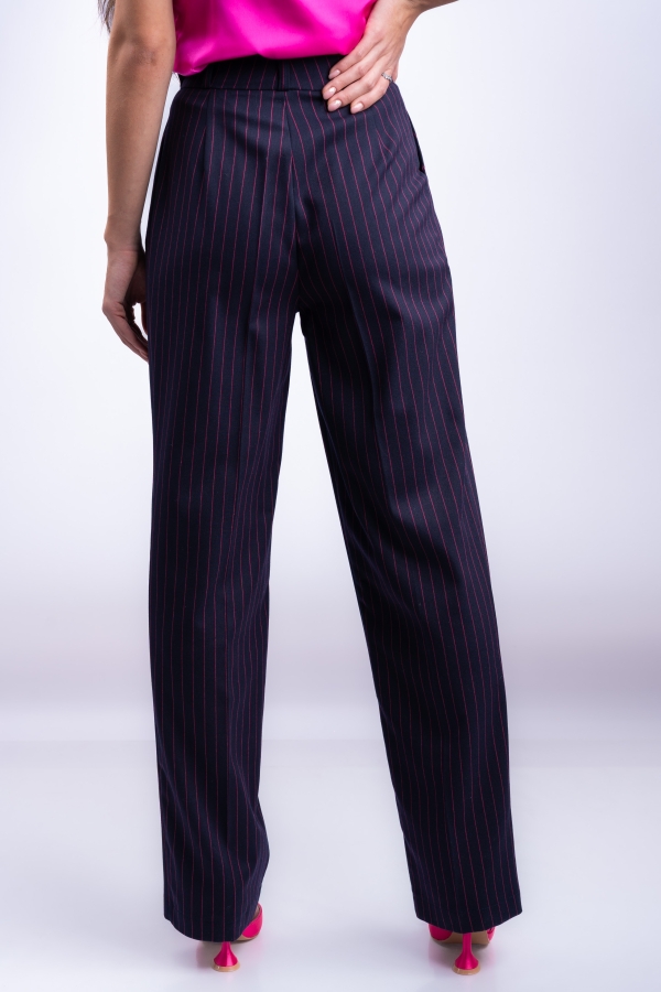 Дамски костюм с късо сако и панталон/ тъмно синьо с циклама райе