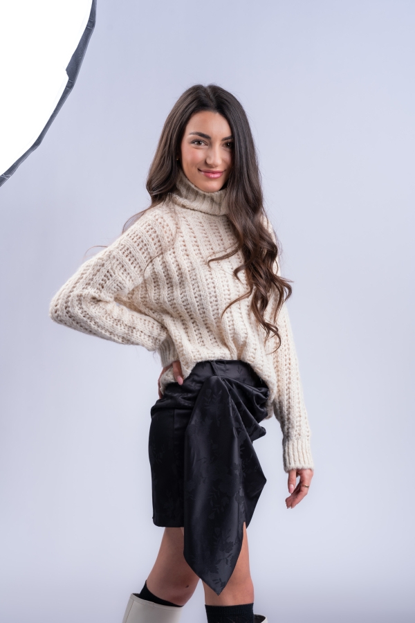 Дамска къса пола,сатен/ черна