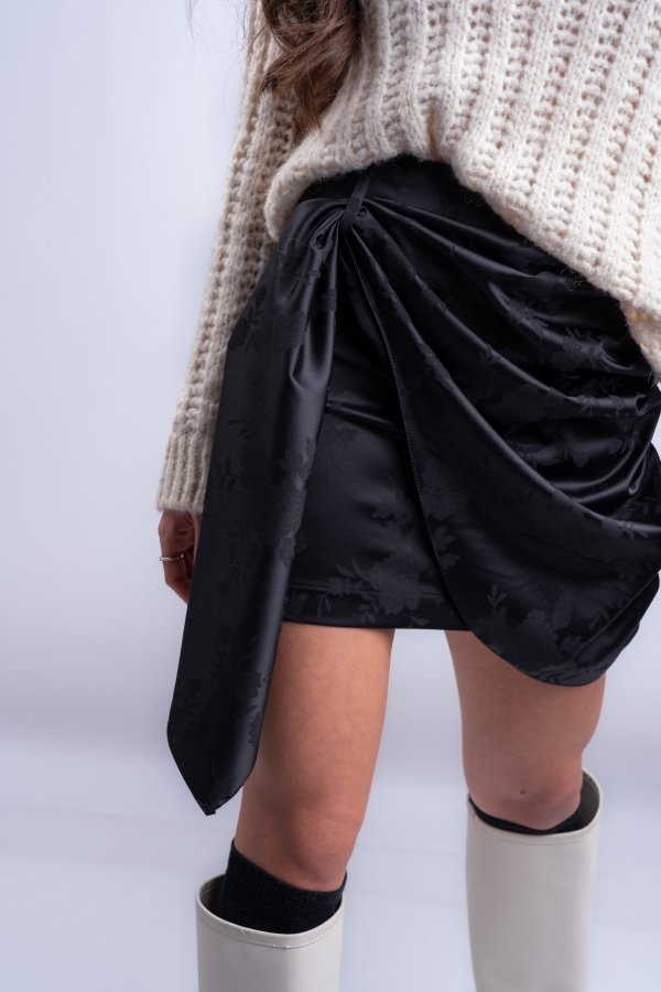Дамска къса пола,сатен/ черна