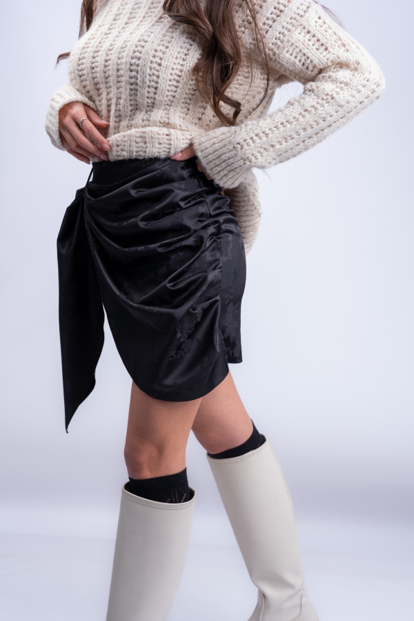 Дамска къса пола,сатен/ черна