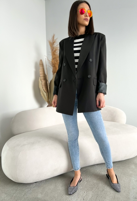 Дамско черно сако с права кройка и двуредно закопчаване