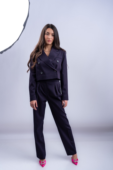 Дамски костюм с късо сако и панталон/ тъмно синьо с циклама райе