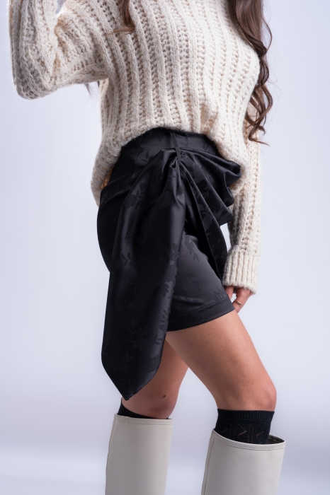 Дамска къса пола,сатен/ черна